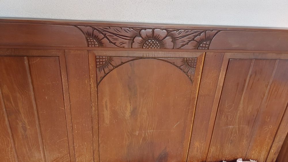 Cama de solteiro e mesa de cabeceira antiga