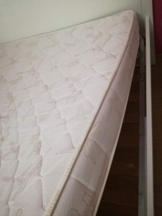 Cama individual com estrado e colchão