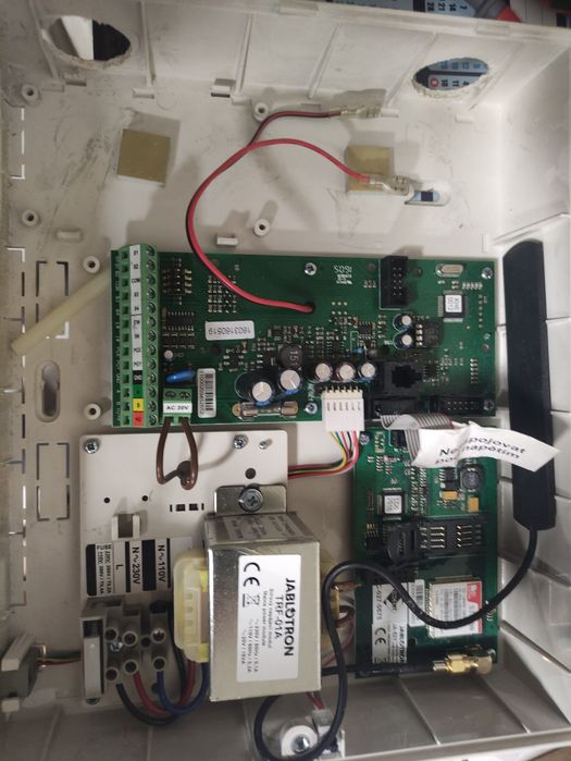 Centrais e teclados de alarme várias marcas.