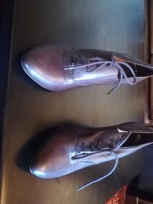 Sapatos salto alto castanhos