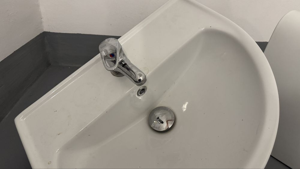 biała umywalka ceramiczna