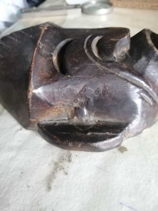 mascara de parede antiga em madeira