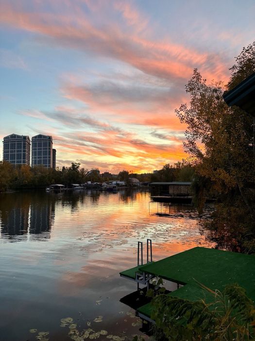 Будинок на березі Дніпра подобово на 1 Перемозі Світло є!!. Лазня,Чан.