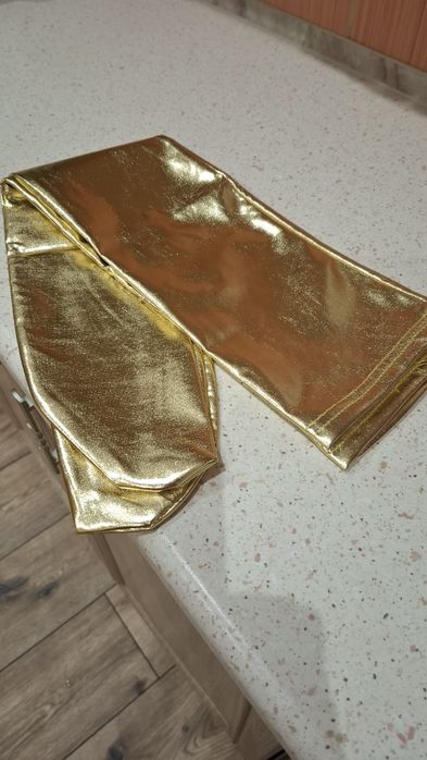 Pończochy damskie błyszczące.