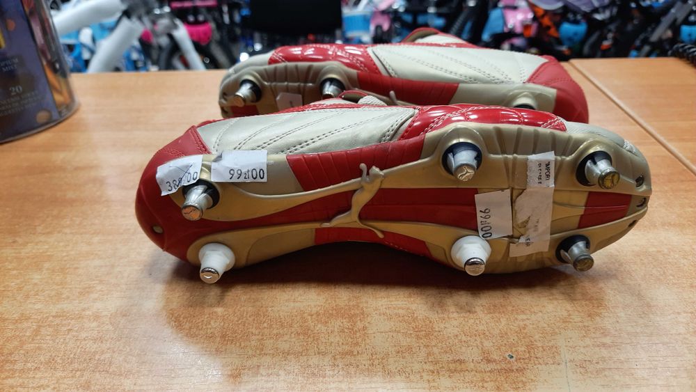 Buty korki ( wkręty ) Puma ( rozmiar 40 )