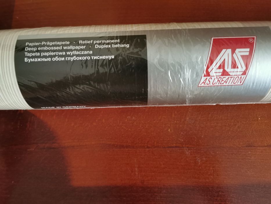 Рулон паперових німецьких шпалер