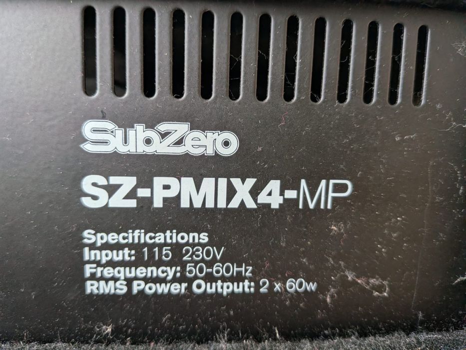 Mesa e caixas de som