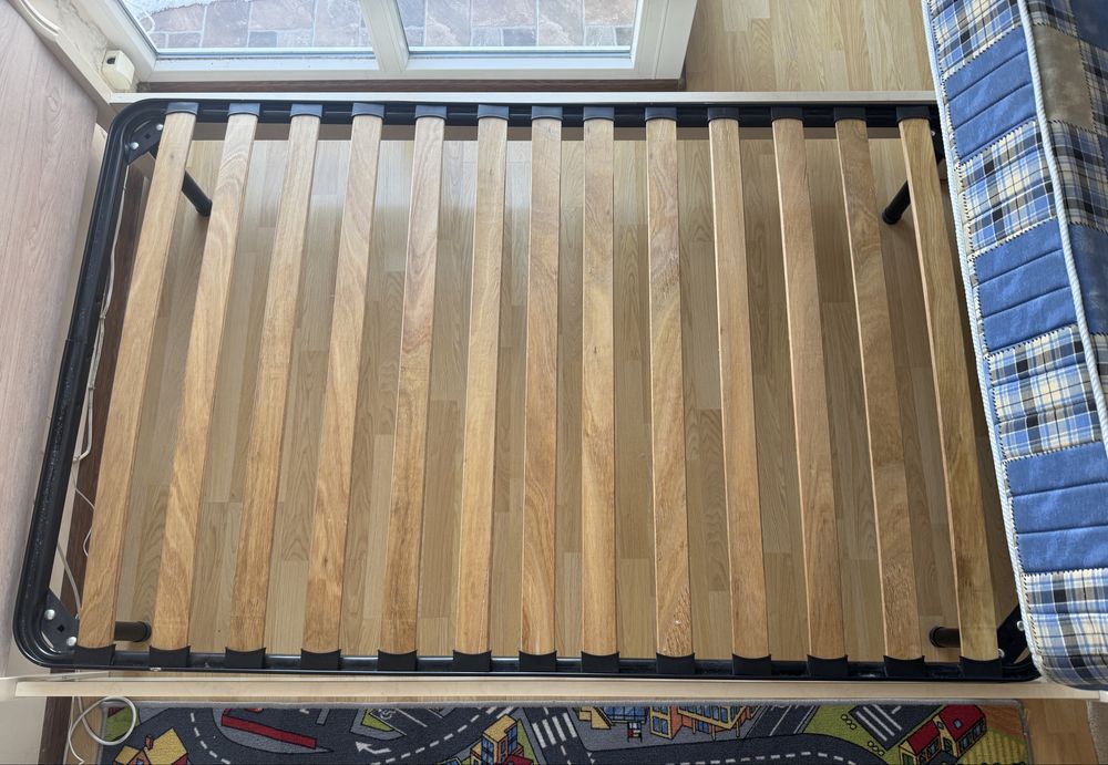 Меблі для спальні: Ліжко Шафа зі столом та тумбочка