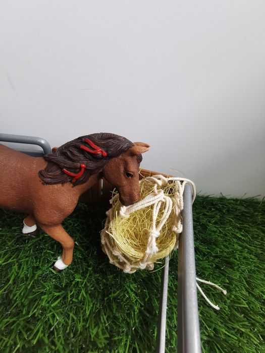 Ręcznie robiona siatka na siano+ miotła dla figurek koni np. schleich.