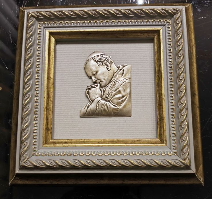 Płaskorzeźba Jan Paweł II w złoconej ramie