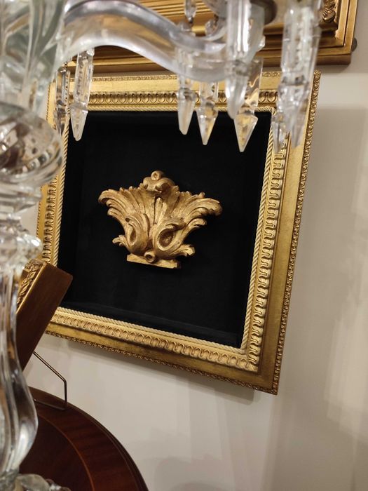 Quadro moldura dourada com talha emoldurada em veludo preto