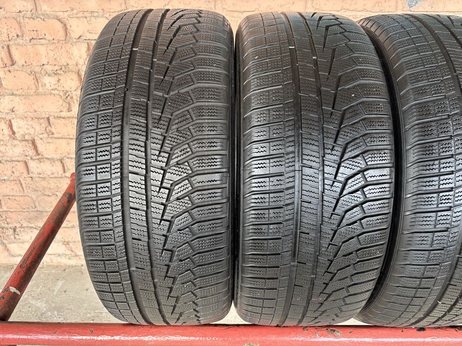 Комплект зимових шин 225/55R17 Hankook