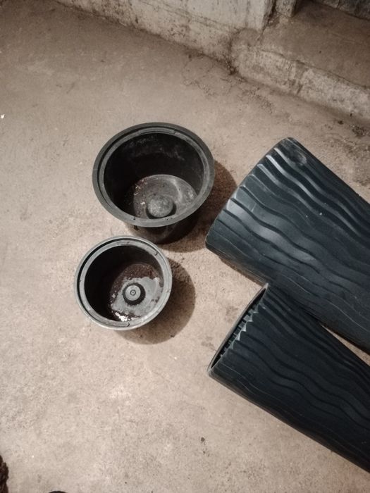 Doniczki plastikowe z wkładem.