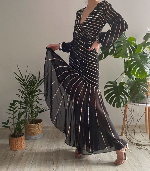 Bogato zdobiona cekinowa sukienka koktajlowa maxi asymetryczna