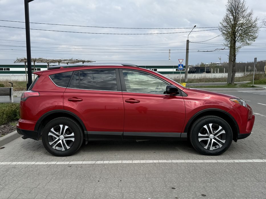Toyota RAV4 2017 рік
