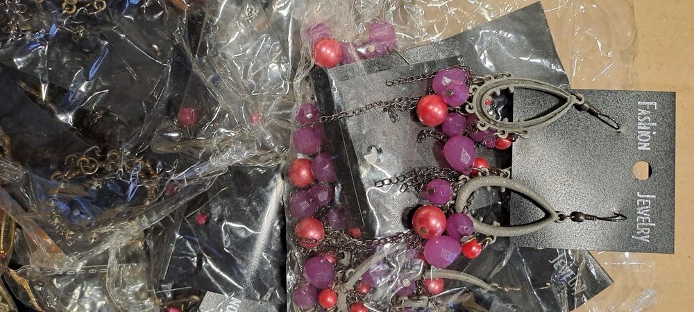 Várias pulseiras brincos e fios