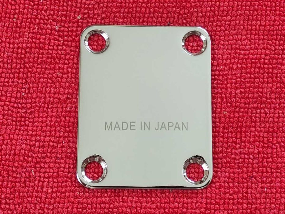 Neckplate do gitary z napisem "Made in Japan"