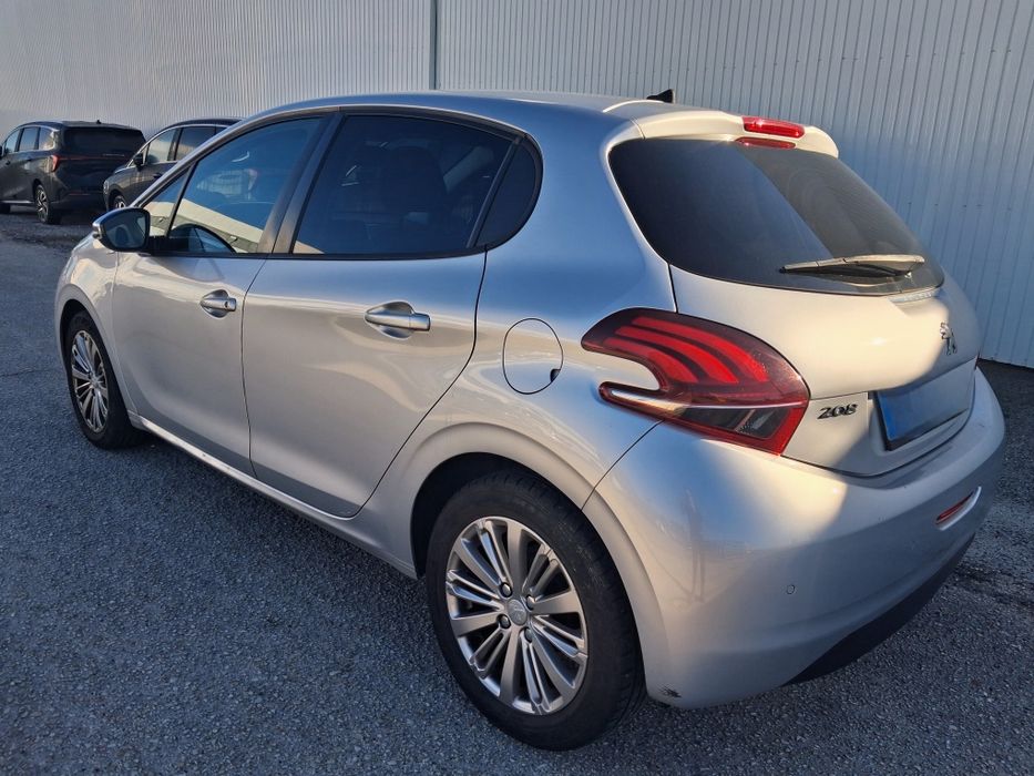 Peugeot 208 1.6 BlueHDi Style 2018 com 153 Mil  km foto 4
