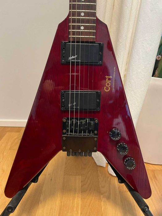 80s Cort Space Arrow (Flying V) Корея+ремень Ernie Ball. Состояние хорошее, есть ВИДЕООБЗОР