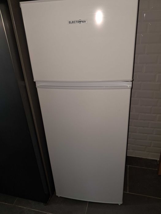 Vendo semi novo ainda com 2 anos de garantiaFrigorifico