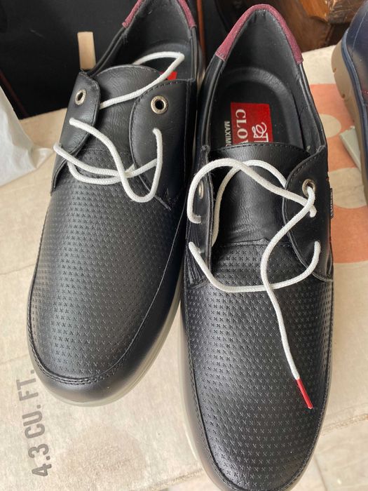 Sapatos de homem novos