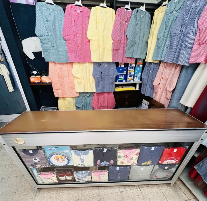 Balcão expositor com portas de vidro, estrutura em aluminio.