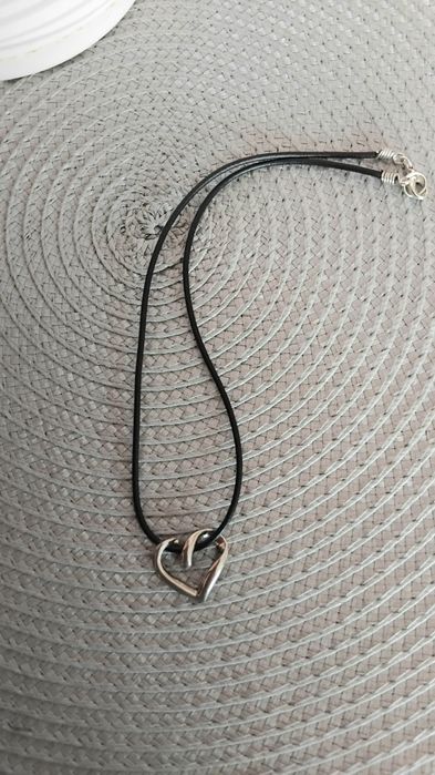 Naszyjnik choker z zawieszką w kształcie serca.