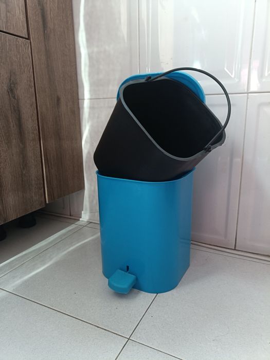 Vendo caixote para lixo