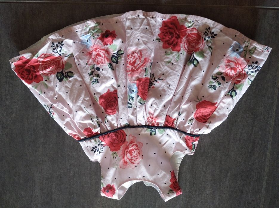 Śliczna elegancka sukienka