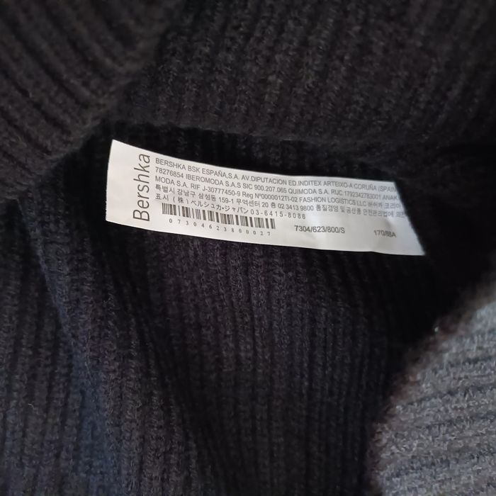 Кофта під шию  Bershka  нова   М.