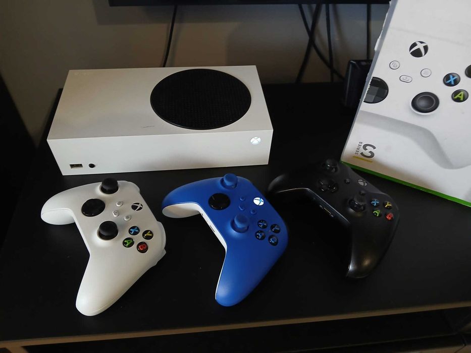 Xbox Series S com 2 comandos