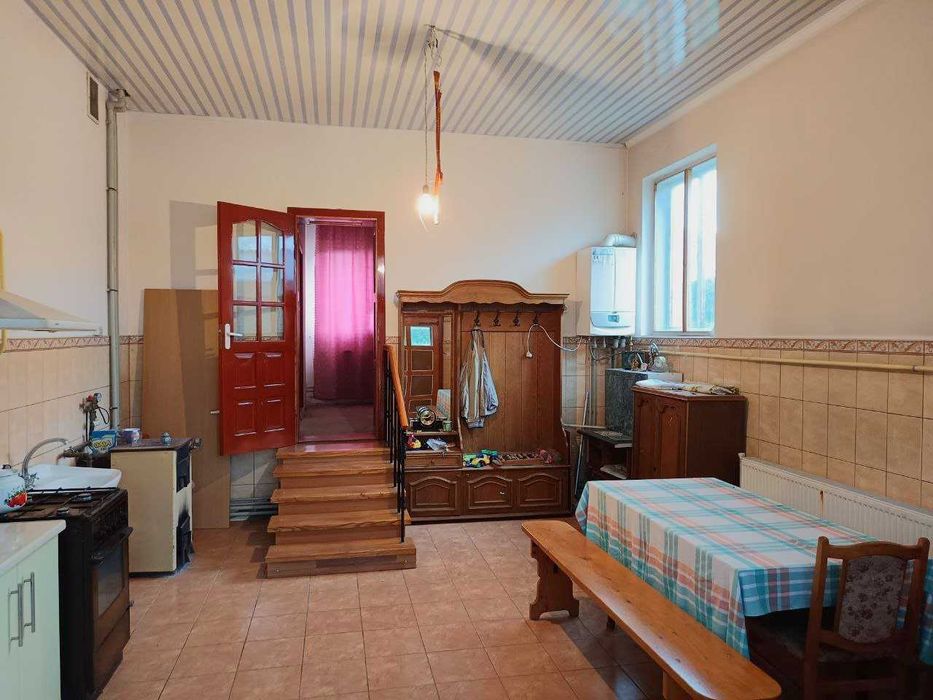 Просторий сучасний будинок з ремонтом, є-відновлення, постанова