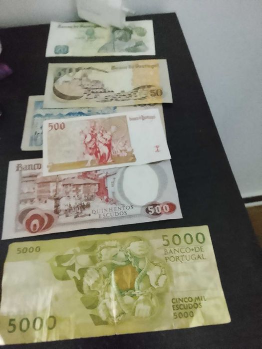 Várias notas de escudo