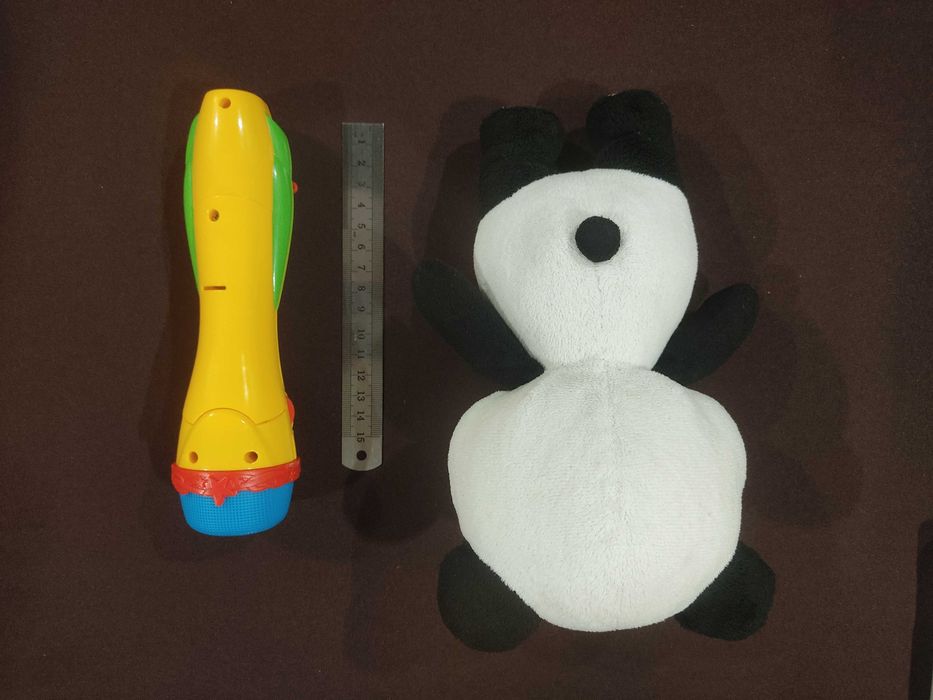 Peluche e microfone Panda e Os Caricas
