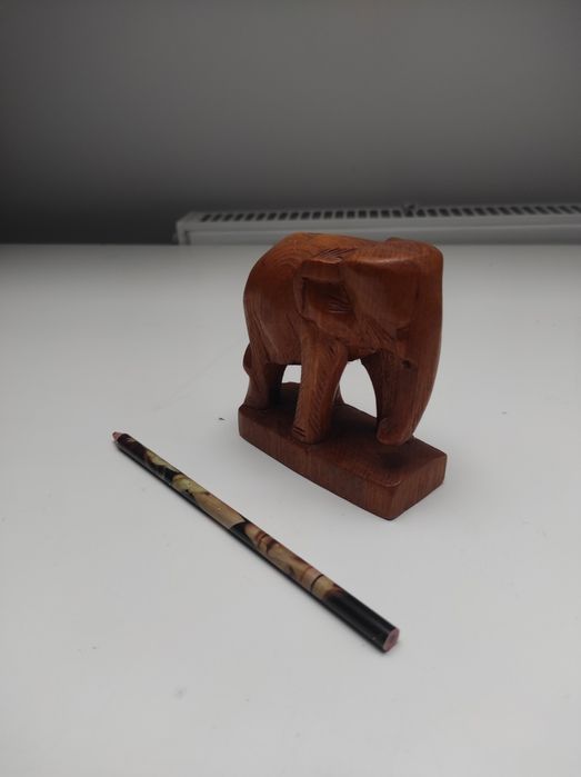 Stara drewniana figurka słonia