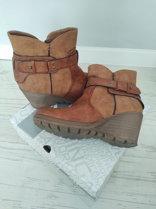 Buty damskie na koturnie 39