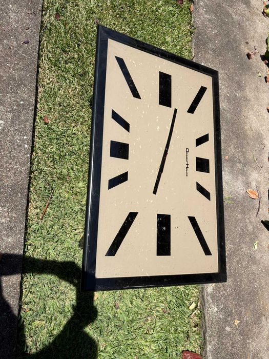 Mesa de centro com relógio embutido | 92x56x40cm