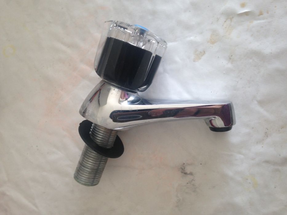 Torneira WC nova com alguns acessórios incluídas