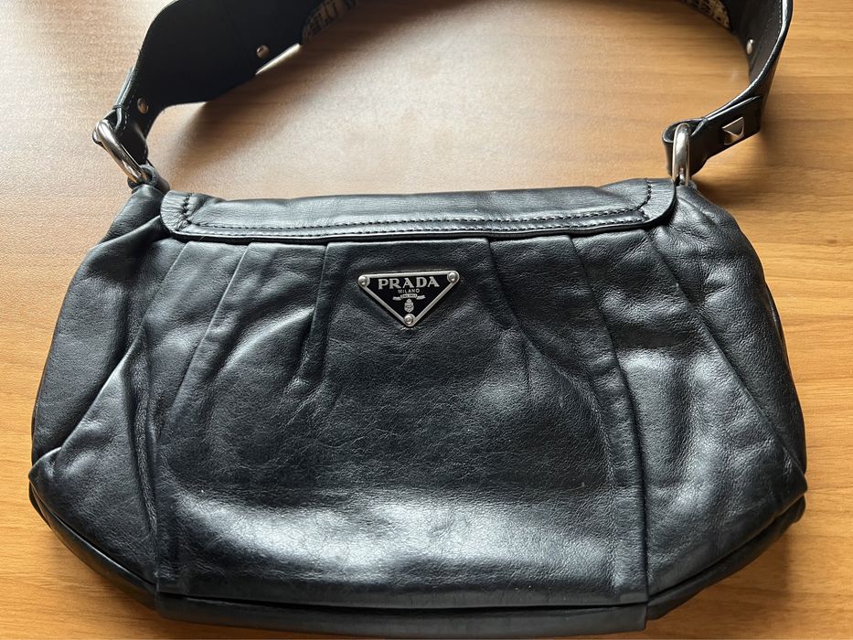 Czarna skórzana torebka Prady