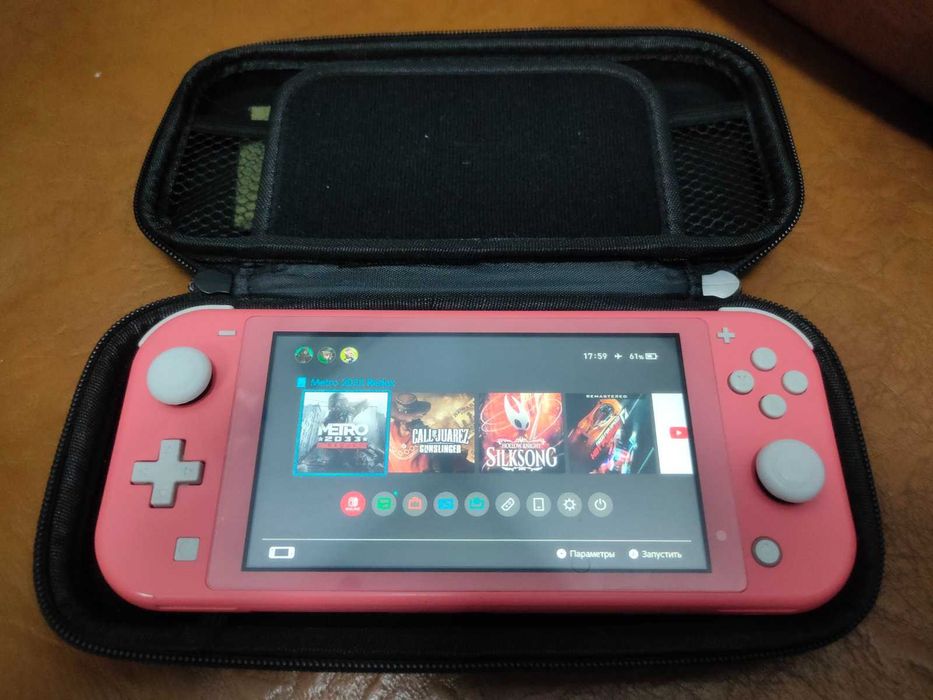 Nintendo Switch Lite та купа ігор плюс геймпад