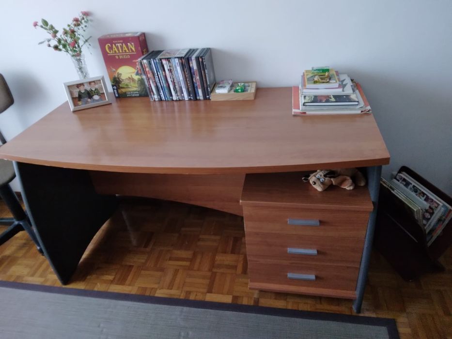 Mesa secretária de madeira