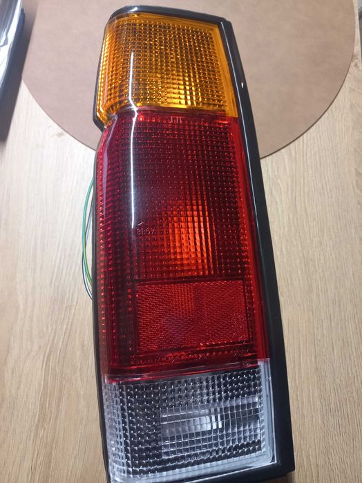 Lmapa tylnia lewa i prawa nissan pick up