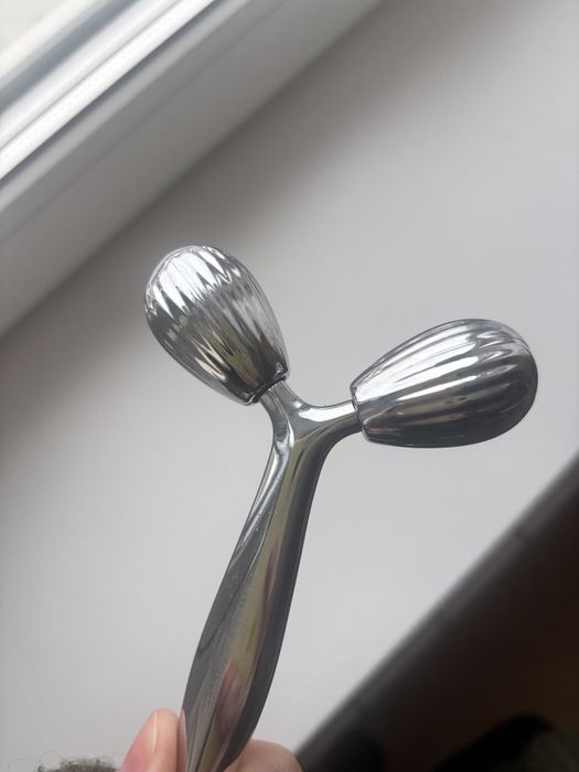 Ролер масажер для обличчя від Payot