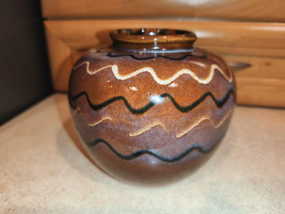 Brązowy ceramiczny wazon