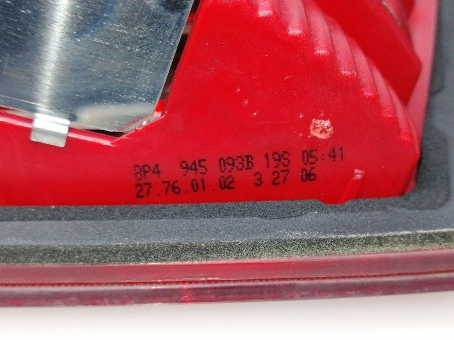 FAROLIM TRASEIRO ESQUERDO AUDI A3 2006 -8P4945093B