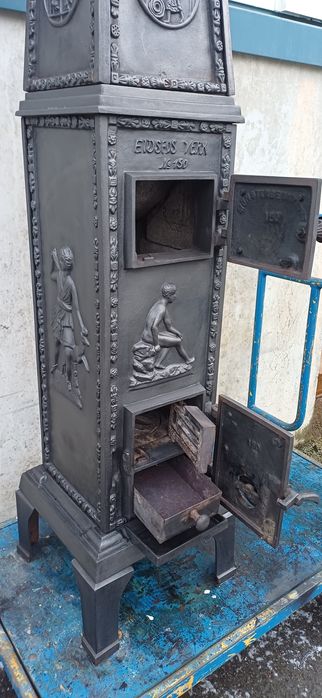 Pięknie prezentujący się żeliwny piecyk.