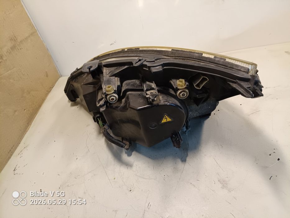 " Focus MK1 lampa prawa przednia EU Xenon