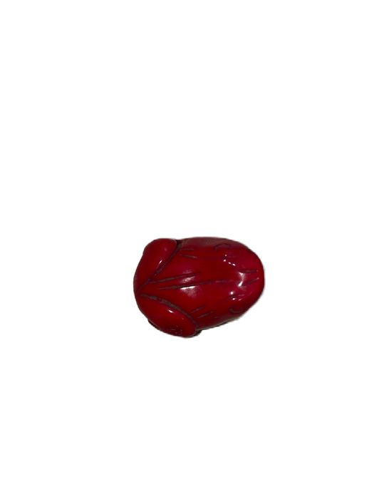 Sapo esculpido em coral vermelho