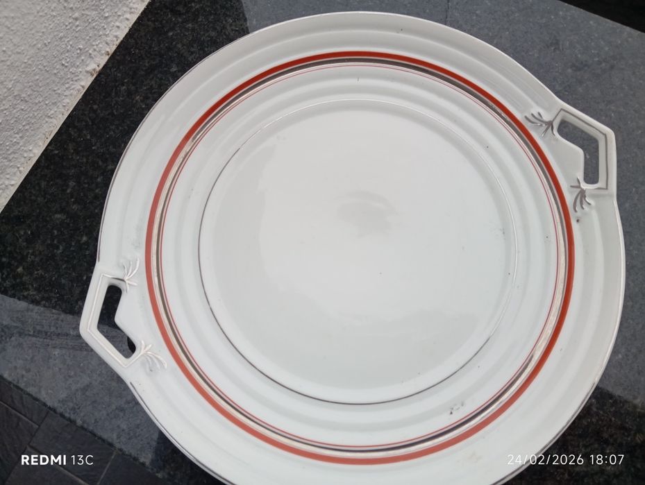 Diversos pratos porcelana