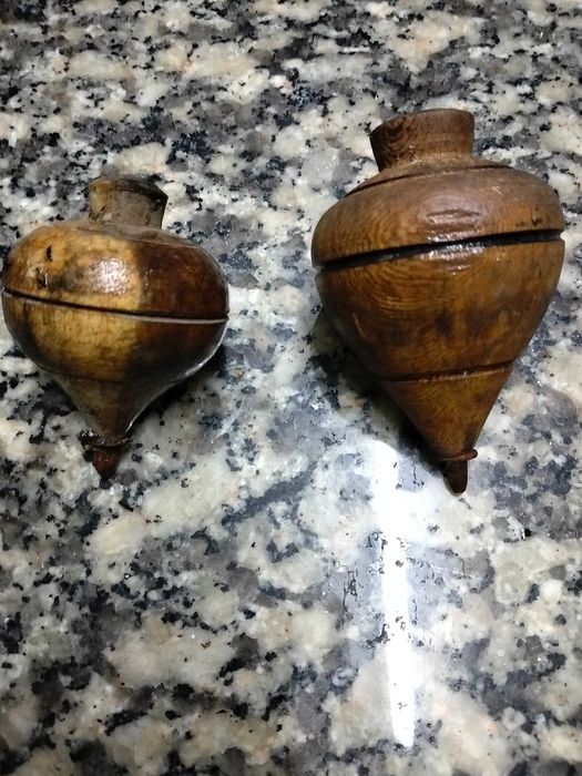 2 piões antigos em bom estado